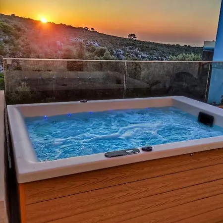 Apartment L A Boutique With Private Hot Tub