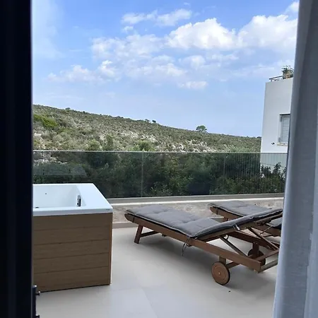 L A Boutique With Private Hot Tub * Kalathas
