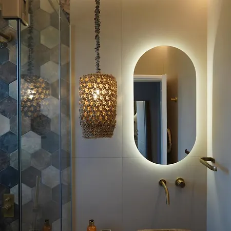 L A Boutique With Private Hot Tub *